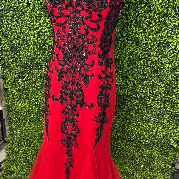 Elegant Red and Black Evening Gown Size 15 16 - Picture 5 of 17